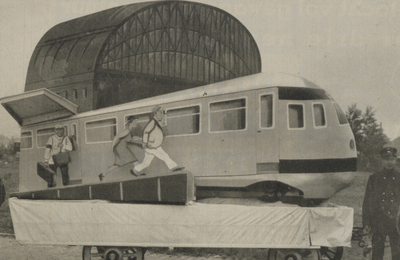 300277 Afbeelding van een wagen, voorstellende een moderne dieseltrein, in de historische verkeersoptocht ter ...